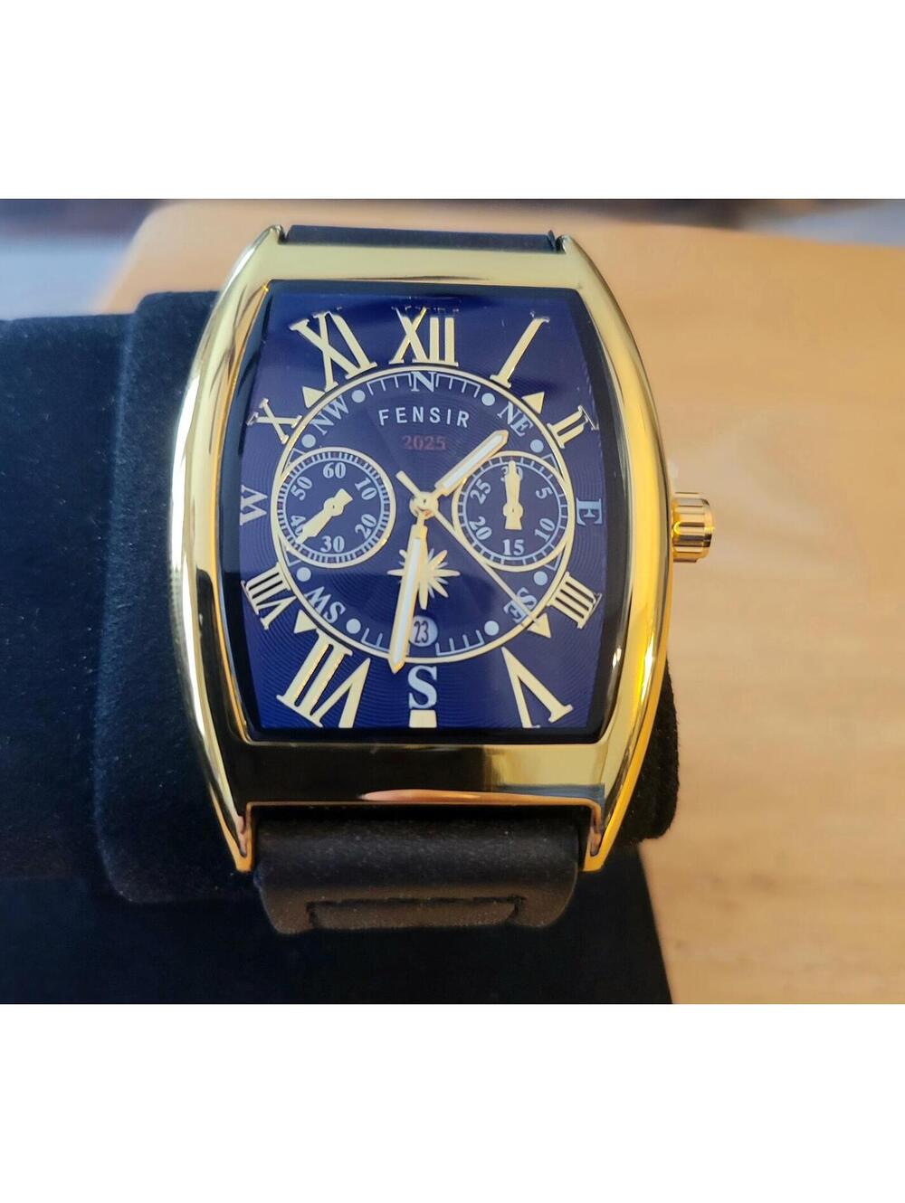 Gorgeous Men's Wristwatch with Black Leather Strap